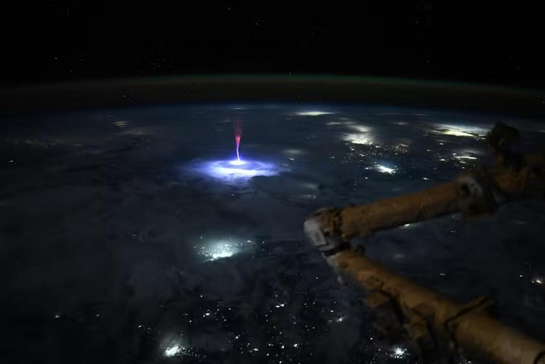 Fenômeno luminoso raro é flagrado por astronauta durante tempestade