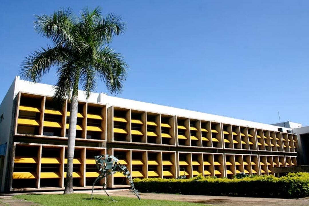 UFMT abre concursos com salários de até R$ 14 mil