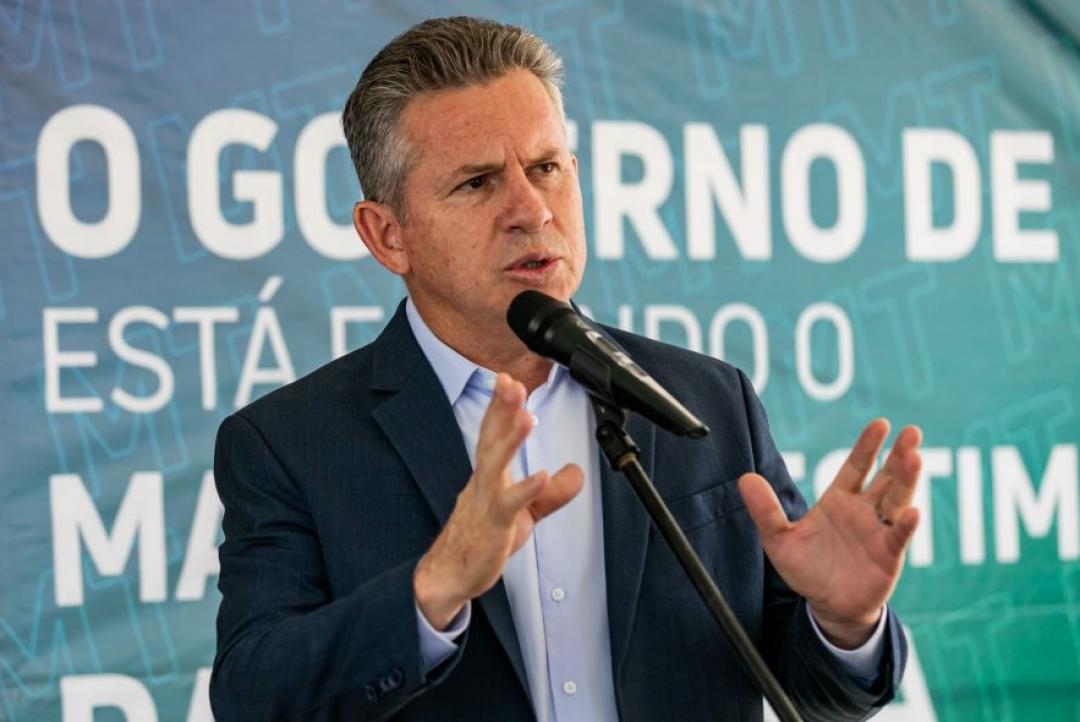Após queda, governador de MT retoma agenda presencial com dor e bom humor