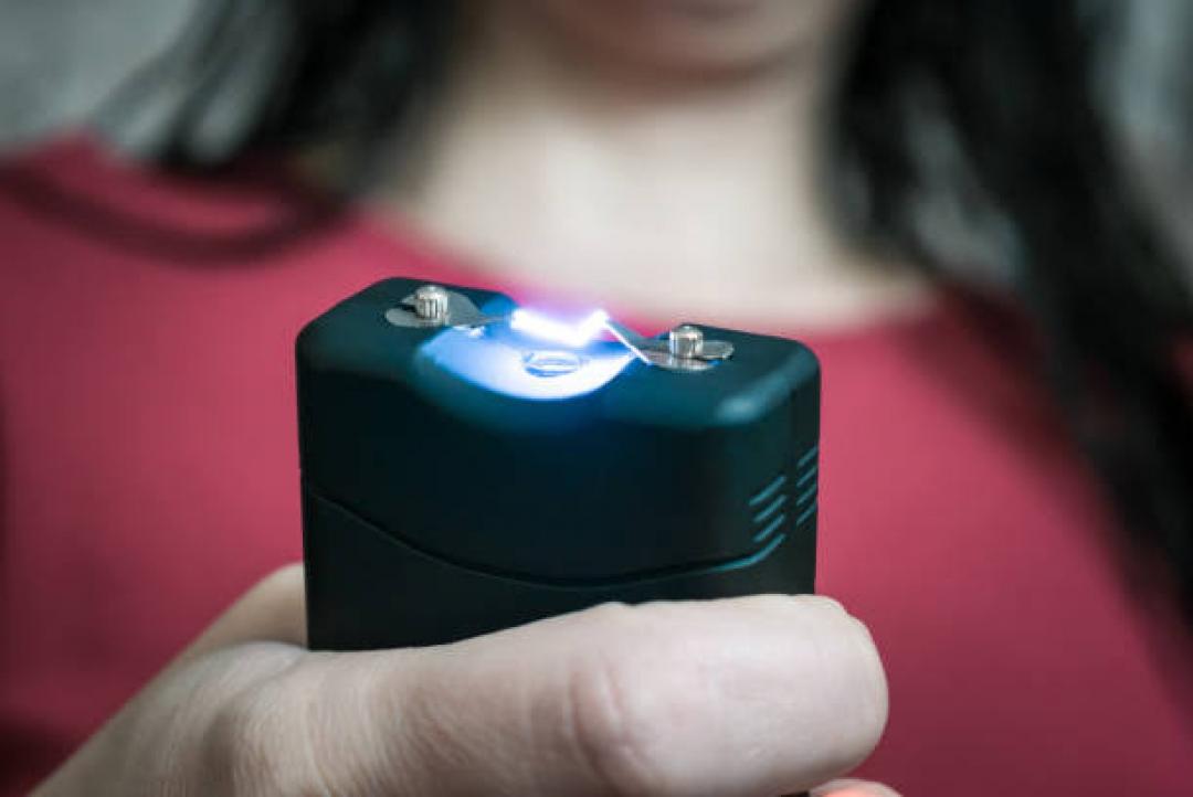 Porte de arma de choque para mulheres: Projeto na Assembleia de MT propõe permitir o uso