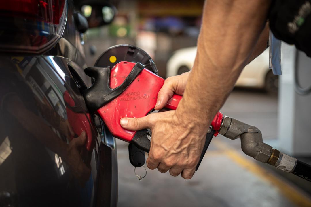Petrobras anuncia redução de 4,9% no preço da gasolina para distribuidoras