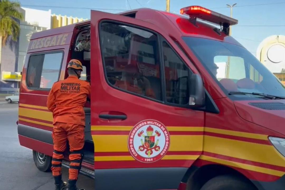 Acidente entre carro e moto deixa motociclista ferido na Avenida Cristalino