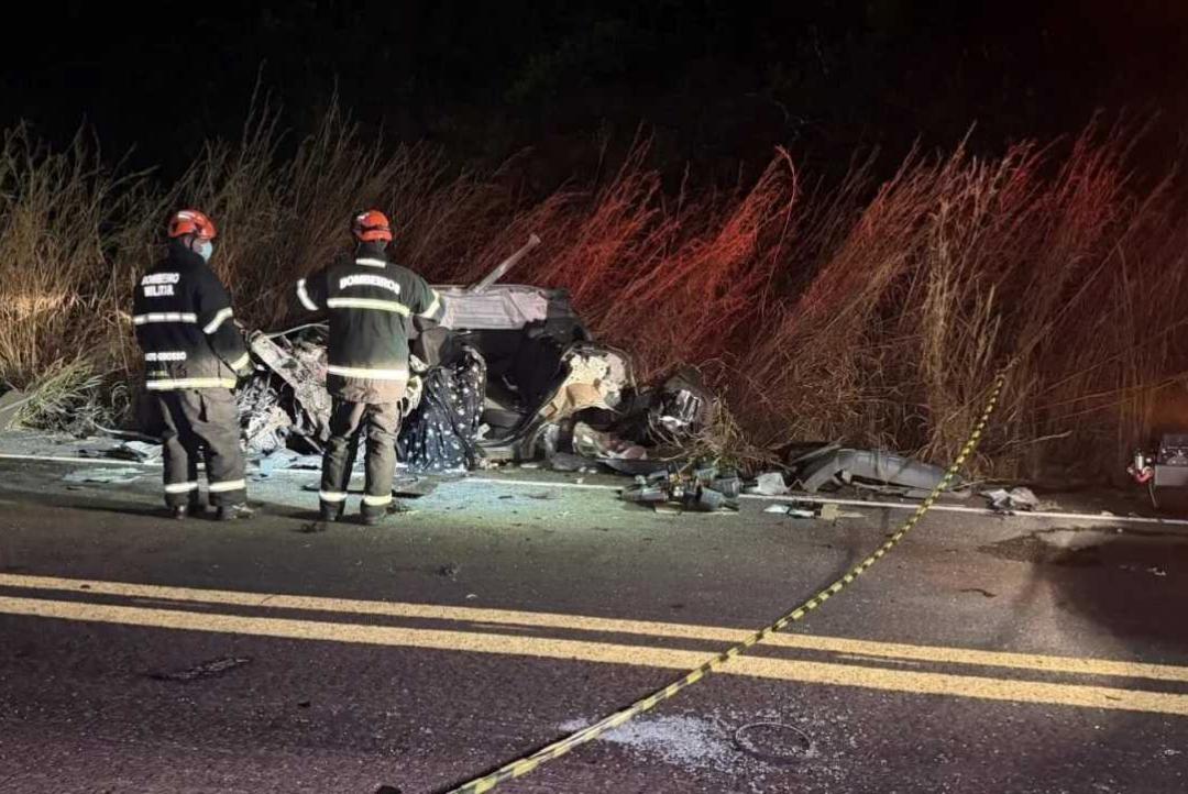 Dois morrem em acidente entre micro-ônibus, carreta e carro na rodovia Nova Mutum-São José do Rio Claro