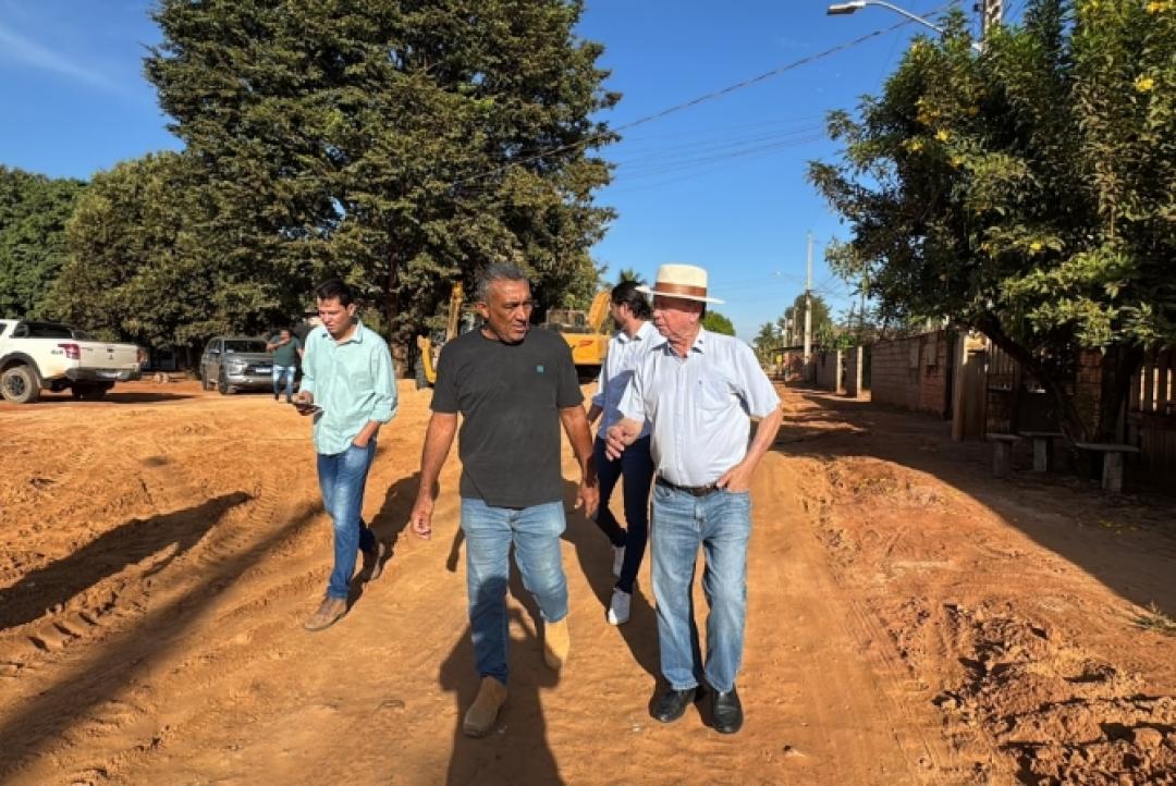 Prefeito Roberto Dorner acompanha obras de pavimentação em três frentes de trabalho e reforça fiscalização dos investimentos