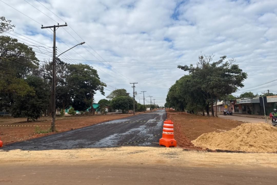 Estrada Dalva avança para fase final da pavimentação e recebe imprimação antes da aplicação do asfalto