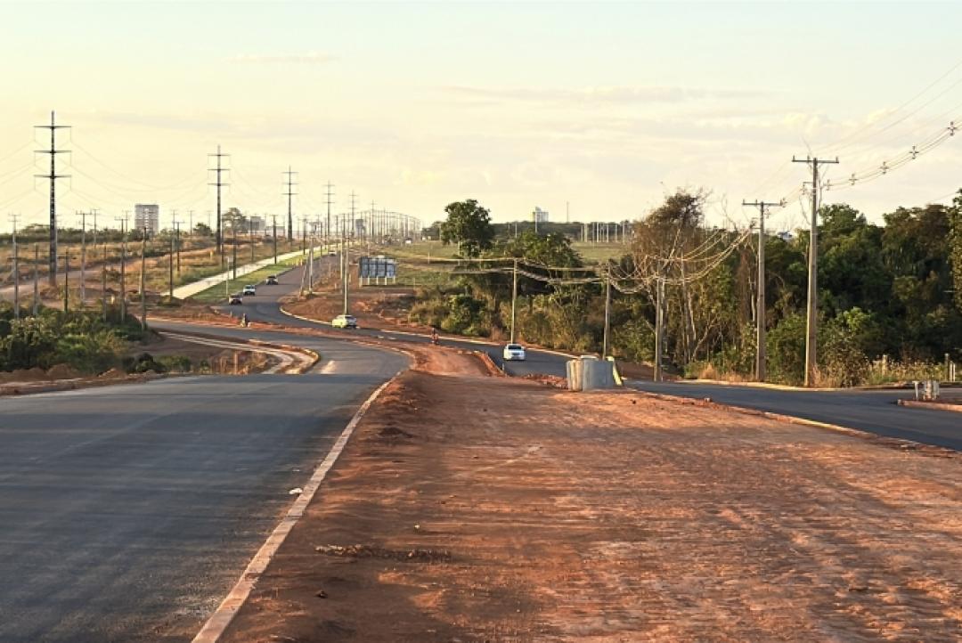 Prefeito e vereador acompanham avanço da pavimentação da Avenida Oscar Niemeyer e reforçam orientações de trânsito