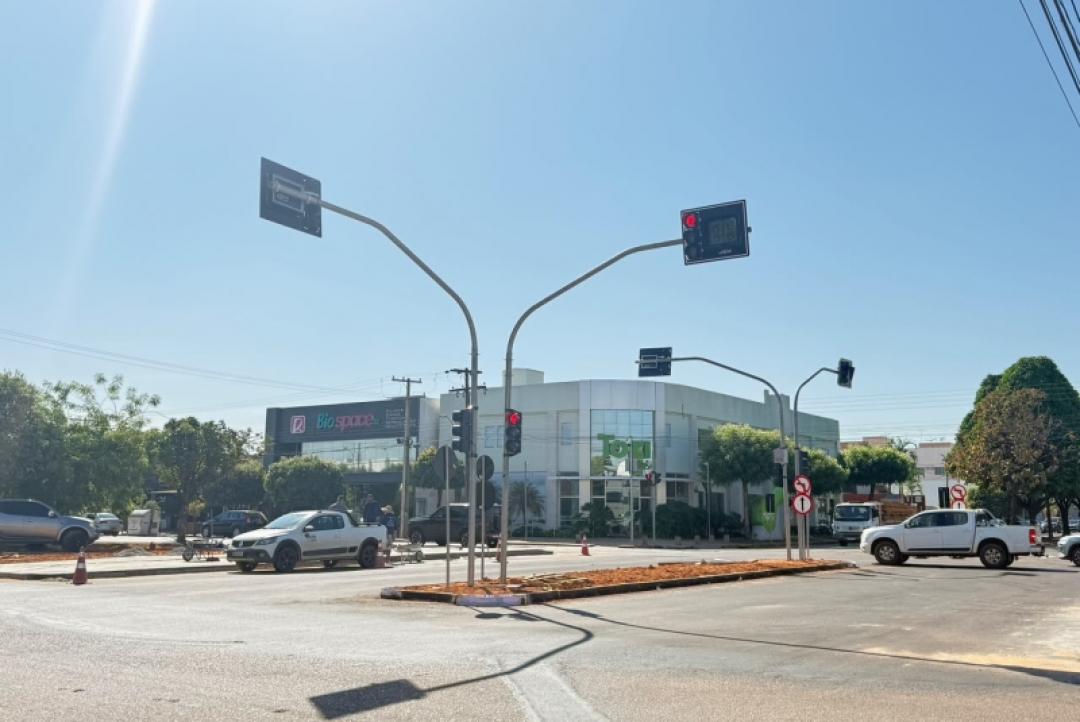 Prefeitura de Sinop coloca em funcionamento semáforo no cruzamento das avenidas das Figueiras e Itaúbas