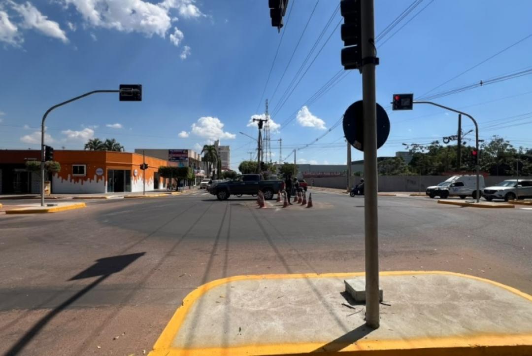 Novo semáforo entra em funcionamento no cruzamento das avenidas dos Jacarandás e das Figueiras