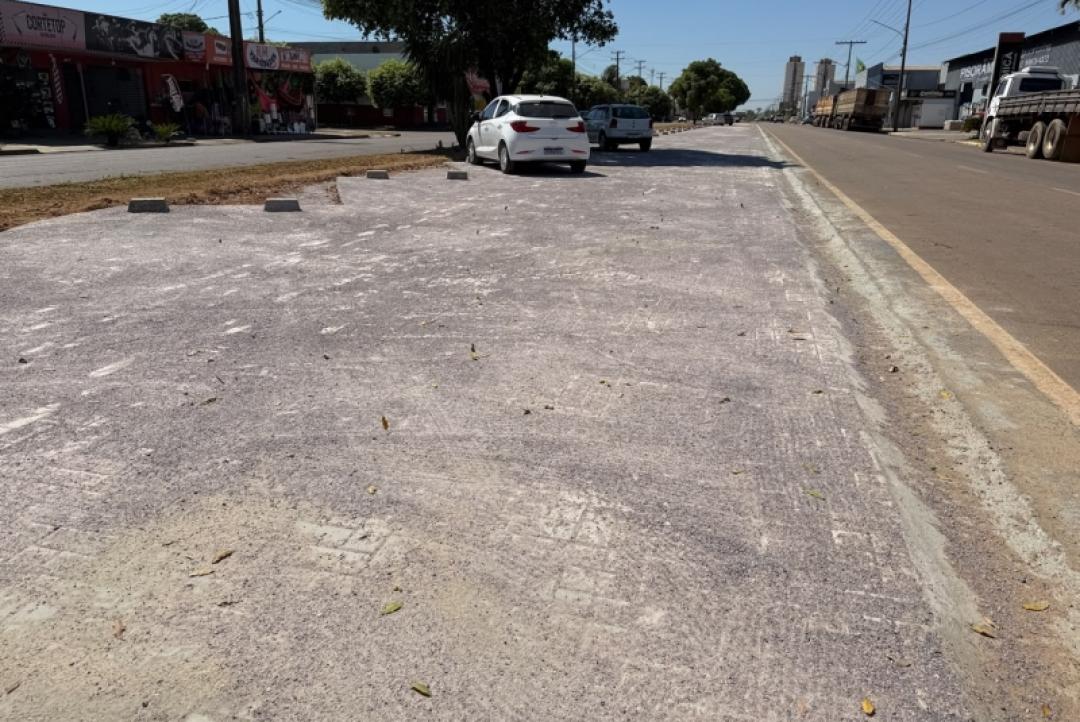 Prefeitura de Sinop conclui primeira etapa do estacionamento no canteiro central da Avenida Joaquim Socreppa