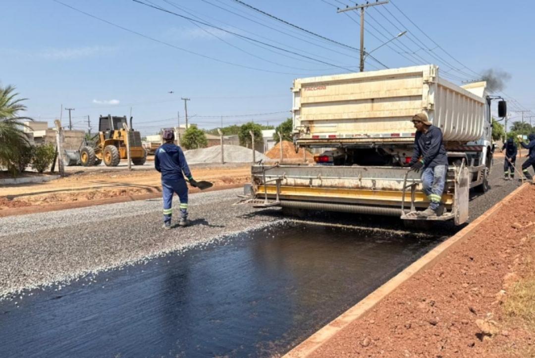 Estrada Claudete recebe aplicação de asfalto e avança para conclusão de importante obra viária em Sinop
